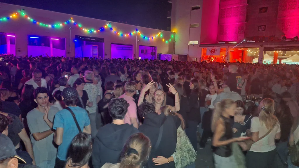 En images – Le Bal des pompiers de Dijon fait une nouvelle fois le plein à la caserne du Transvaal