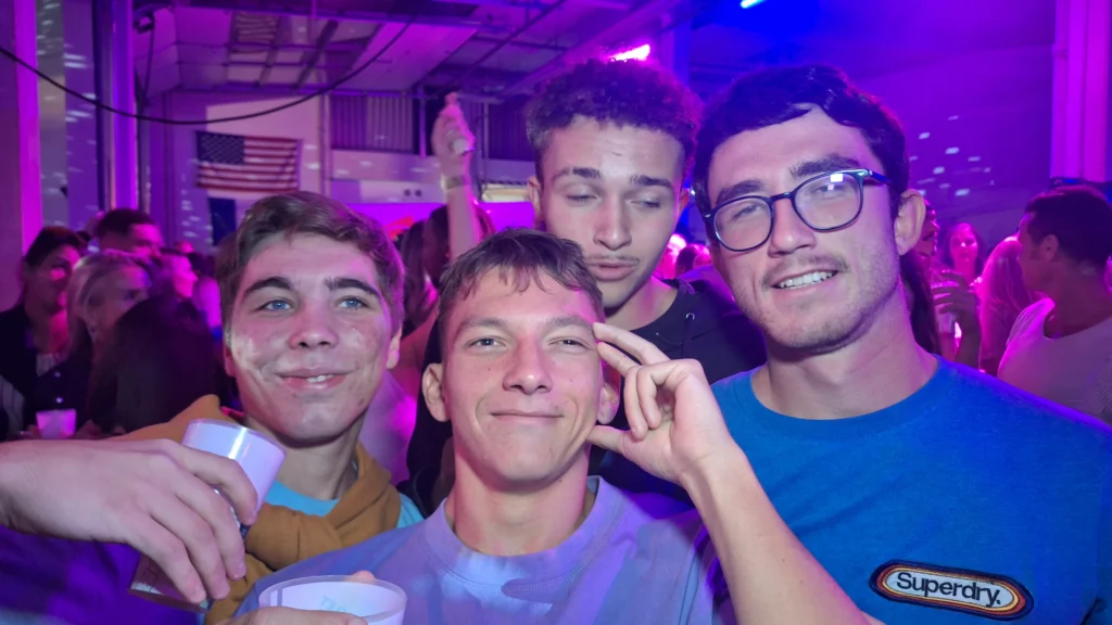En images – Le Bal des pompiers de Dijon fait une nouvelle fois le plein à la caserne du Transvaal
