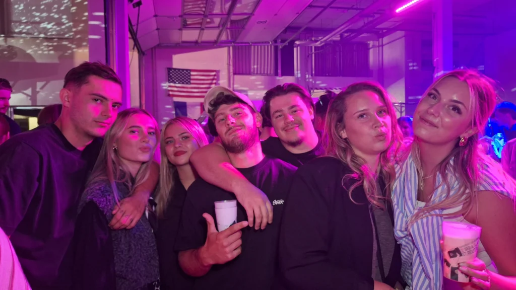 En images – Le Bal des pompiers de Dijon fait une nouvelle fois le plein à la caserne du Transvaal