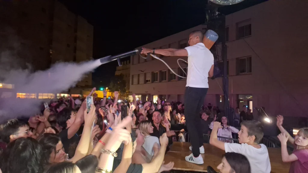 En images – Le Bal des pompiers de Dijon fait une nouvelle fois le plein à la caserne du Transvaal