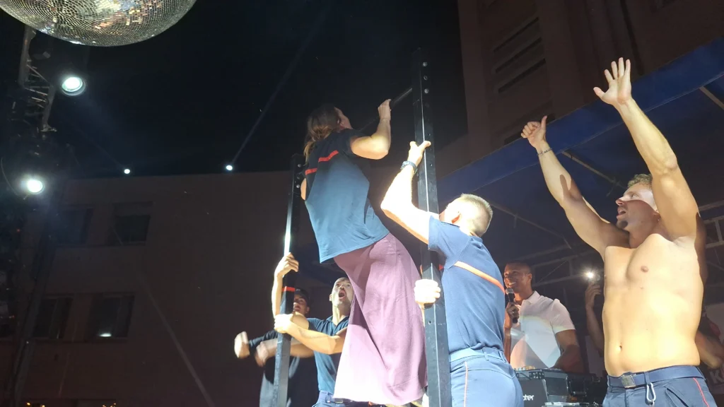 En images – Le Bal des pompiers de Dijon fait une nouvelle fois le plein à la caserne du Transvaal