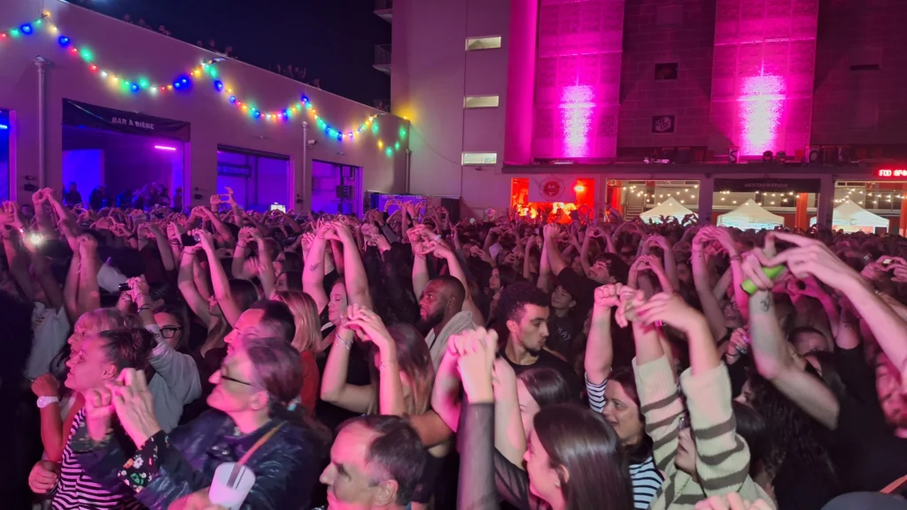 En images – Le Bal des pompiers de Dijon fait une nouvelle fois le plein à la caserne du Transvaal