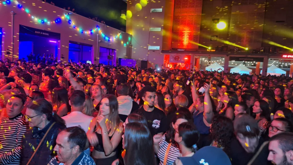 En images – Le Bal des pompiers de Dijon fait une nouvelle fois le plein à la caserne du Transvaal