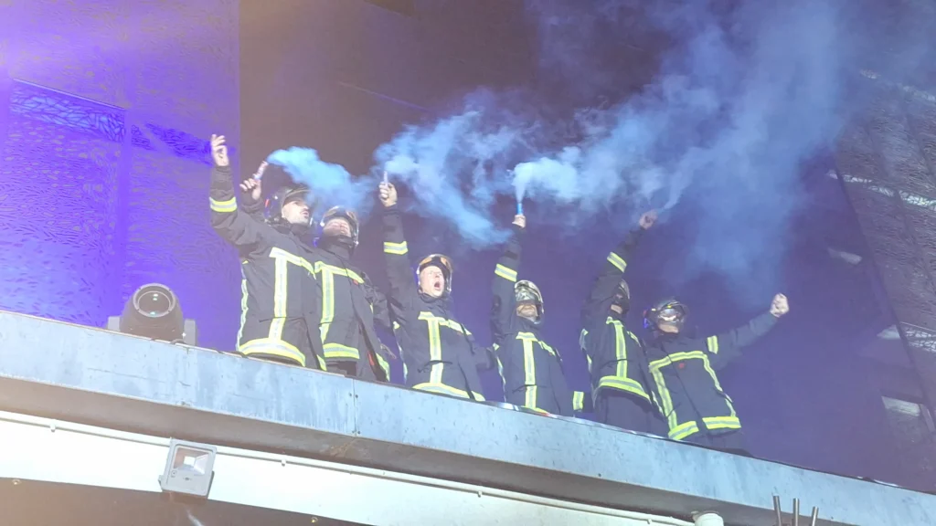 En images – Le Bal des pompiers de Dijon fait une nouvelle fois le plein à la caserne du Transvaal