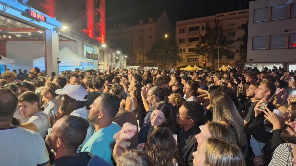 En images – Le Bal des pompiers de Dijon fait une nouvelle fois le plein à la caserne du Transvaal