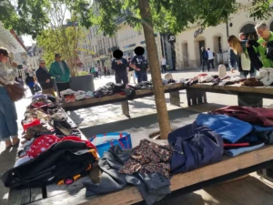 À Dijon, Les Amis de la Terre dénoncent une intervention policière lors d’une gratiferia contre la fast fashion