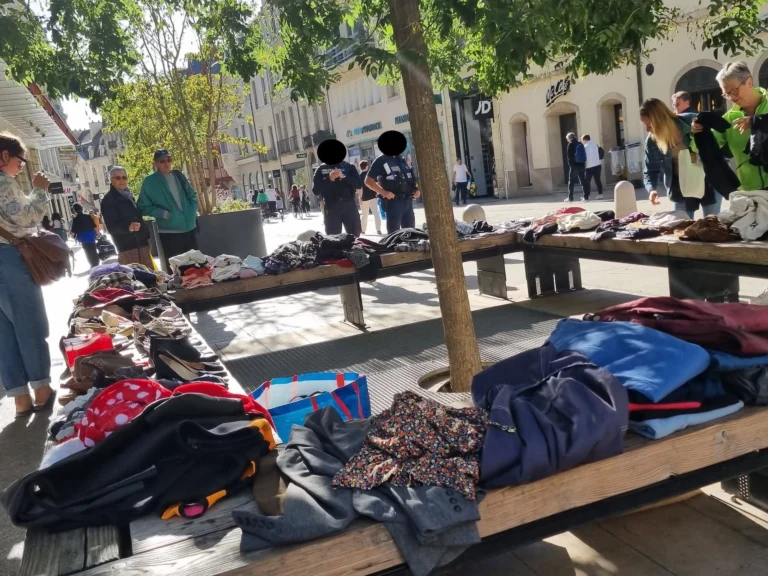 À Dijon, Les Amis de la Terre dénoncent une intervention policière lors d’une gratiferia contre la fast fashion