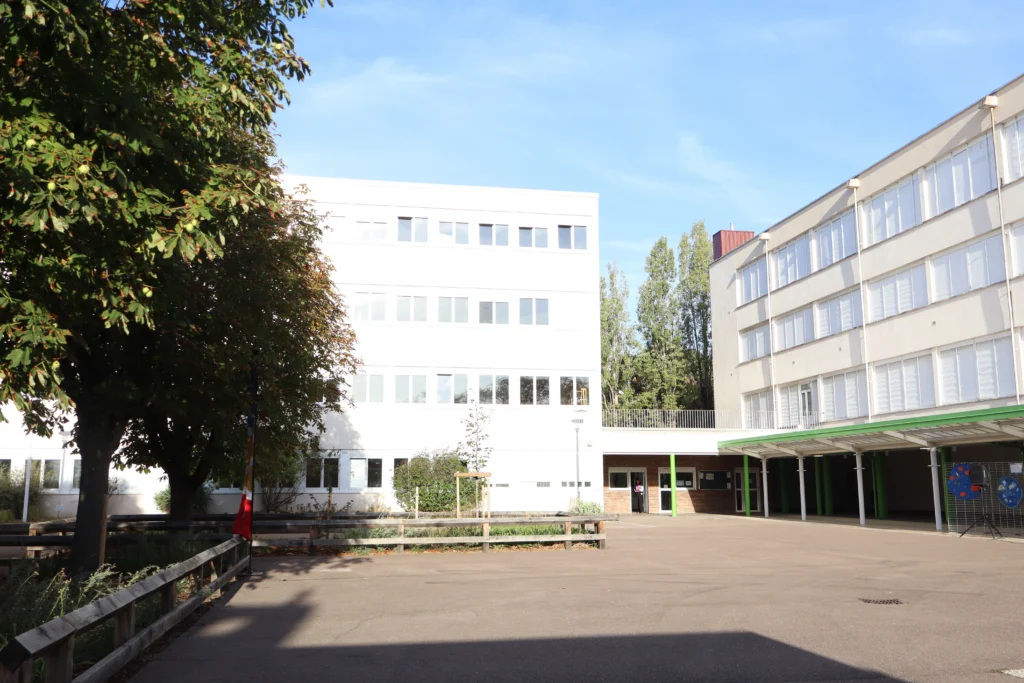 En images : le collège Champollion retrouve ses élèves après l’incendie