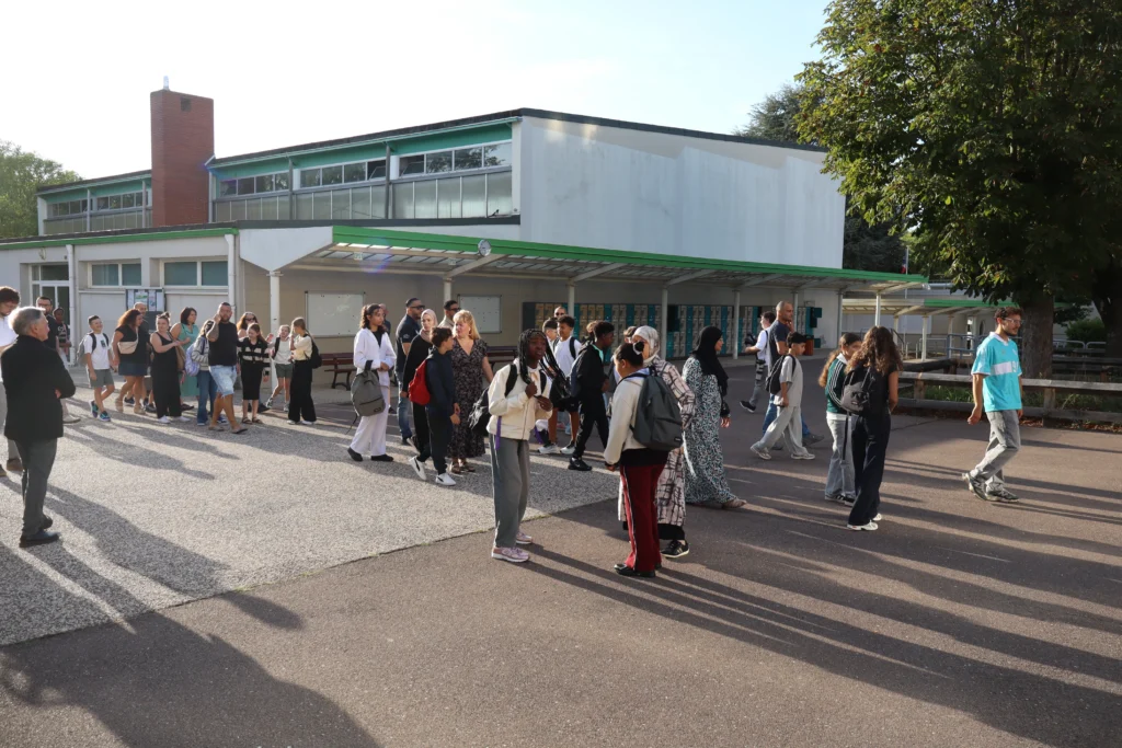 En images : le collège Champollion retrouve ses élèves après l’incendie