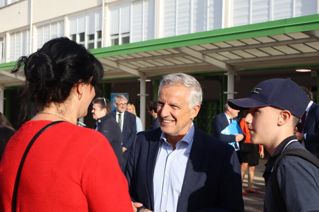 En images : le collège Champollion retrouve ses élèves après l’incendie
