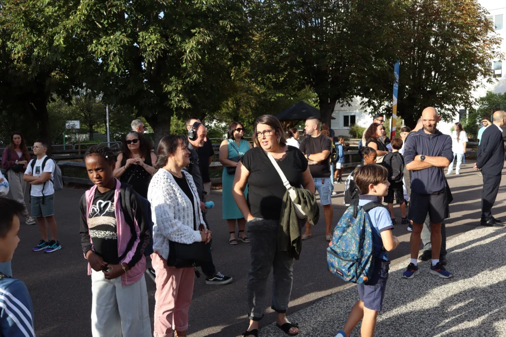 En images : le collège Champollion retrouve ses élèves après l’incendie