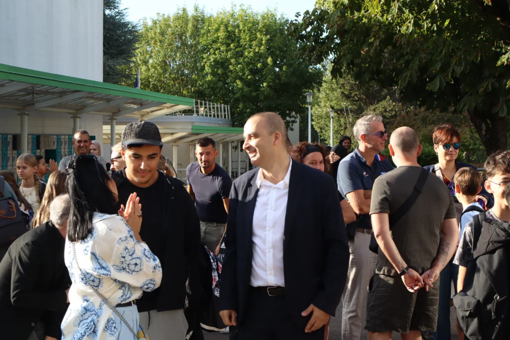 En images : le collège Champollion retrouve ses élèves après l’incendie