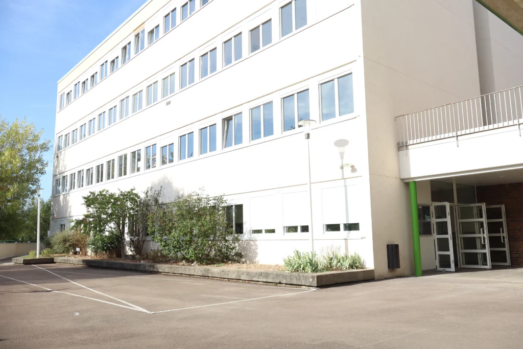 En images : le collège Champollion retrouve ses élèves après l’incendie