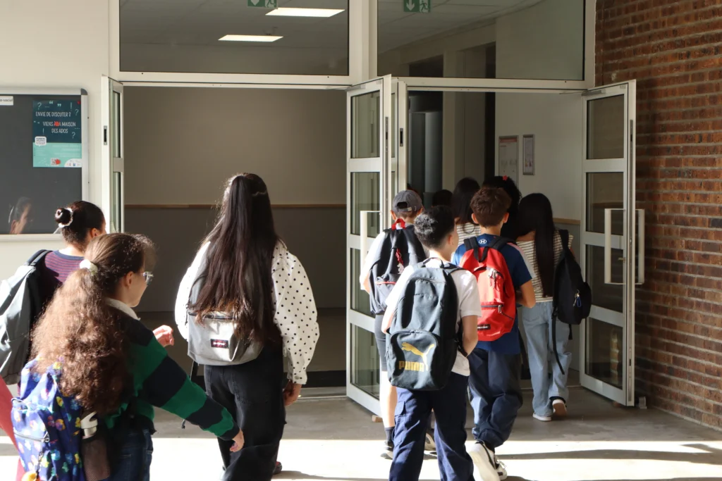 En images : le collège Champollion retrouve ses élèves après l’incendie
