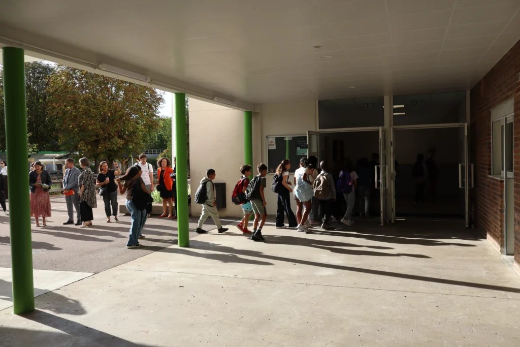 En images : le collège Champollion retrouve ses élèves après l’incendie