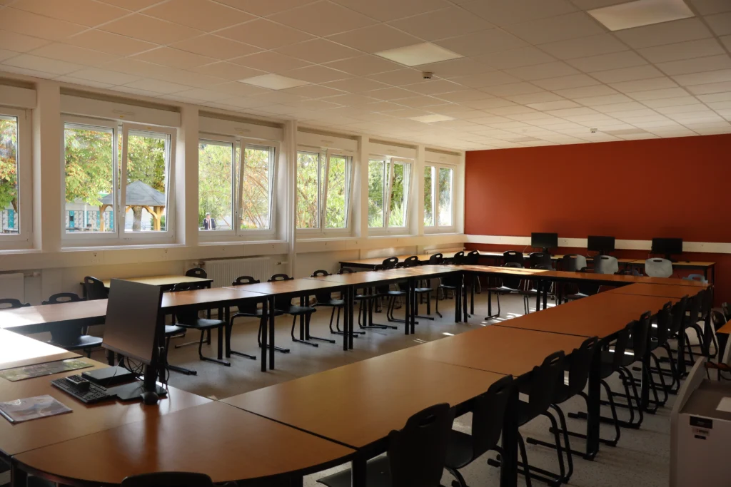 En images : le collège Champollion retrouve ses élèves après l’incendie