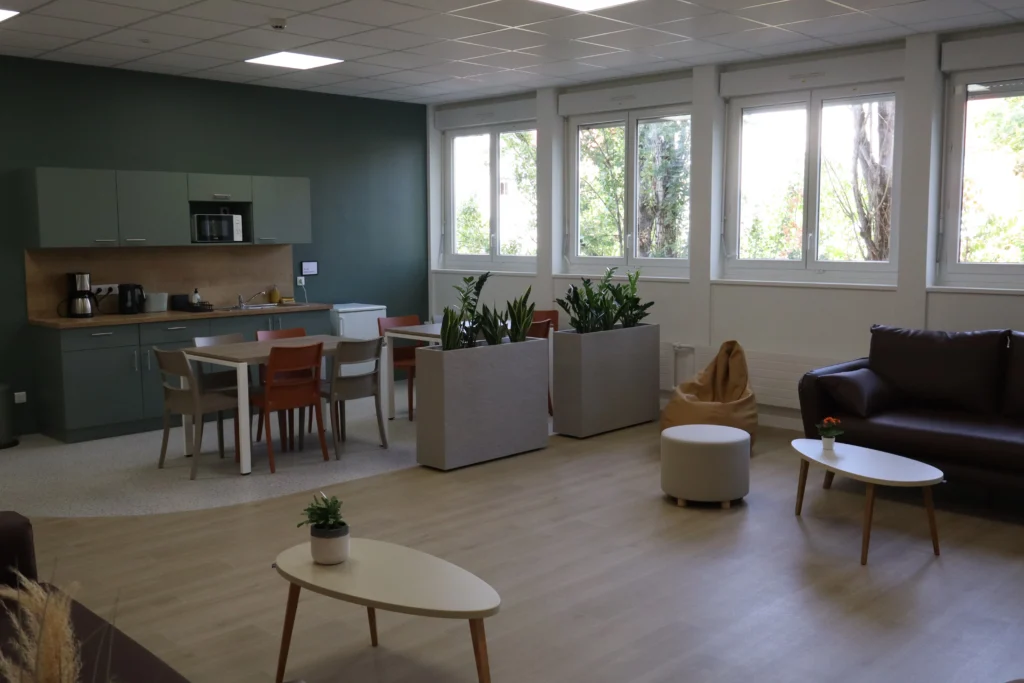 En images : le collège Champollion retrouve ses élèves après l’incendie