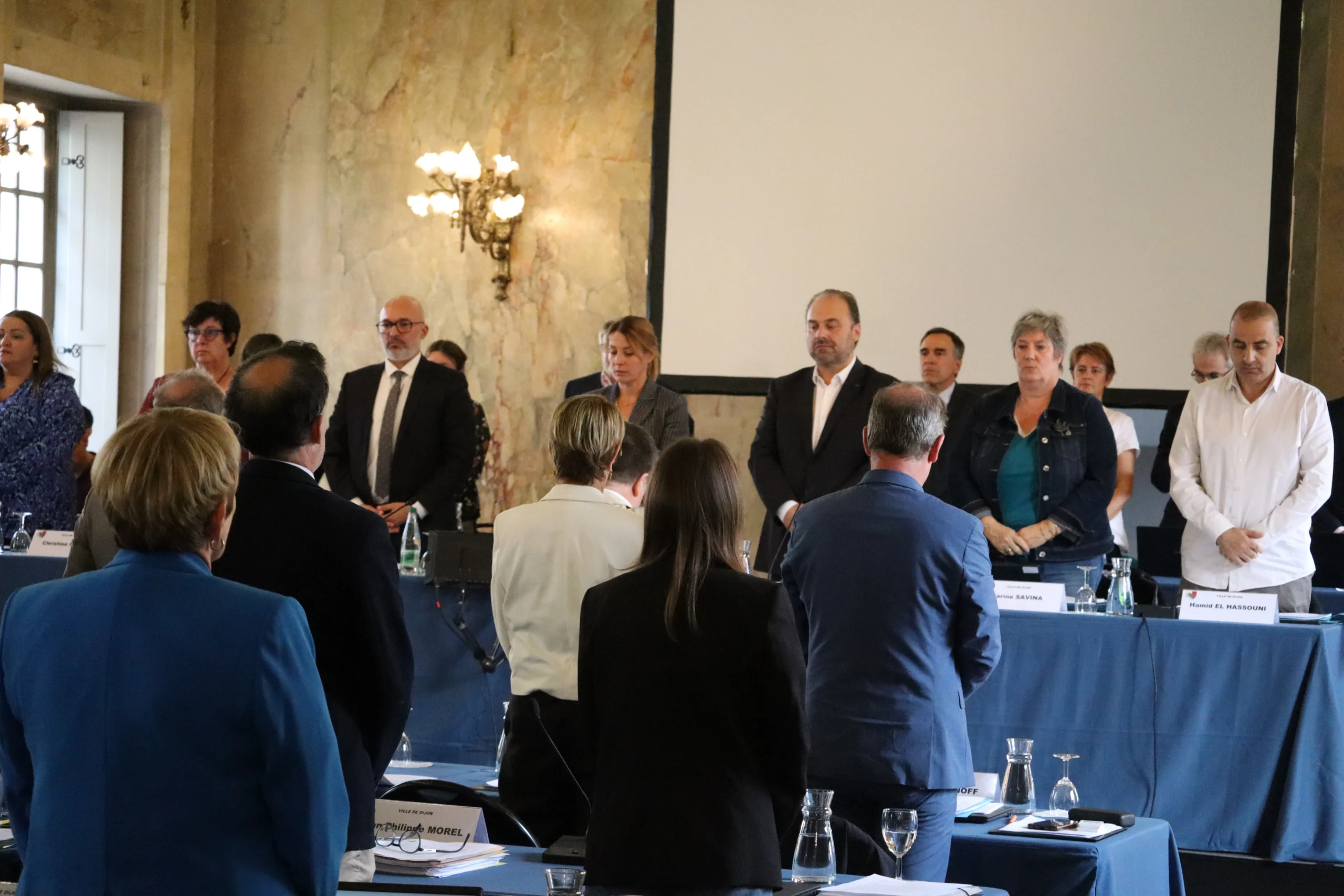 Dijon : le conseil municipal s’ouvre par un hommage solennel à cinq figures disparues cet été