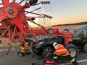 Une voiture percute l’arrière d’une remorque agricole à Savolles : un blessé grave