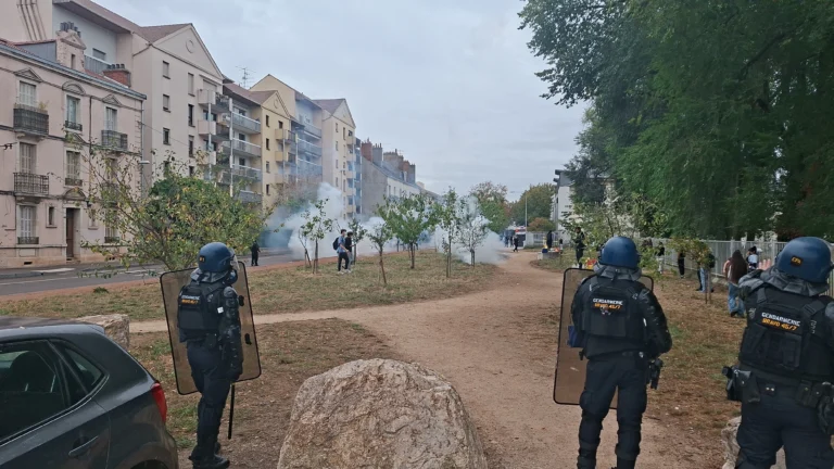 À Dijon, la mobilisation lycéenne se poursuit dans la tension : nouveaux blocages, interventions policières et colère sur les conditions d’études