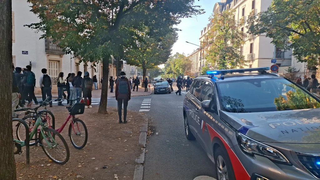 En vidéo : blocage, incendies et affrontements devant le lycée Carnot à Dijon