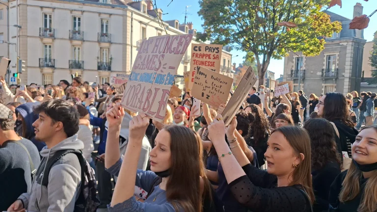 Colère des lycéens et des étudiants : les annonces attendues ce lundi suffiront-elles à éteindre le mouvement social ?