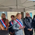 Dijon : plusieurs dizaines de personnes réunies à la mairie pour défendre la République, un rassemblement marqué par des protestations
