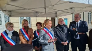 Dijon : plusieurs dizaines de personnes réunies à la mairie pour défendre la République, un rassemblement marqué par des protestations