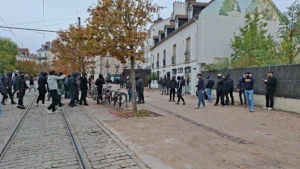Dijon : une rixe éclate entre manifestants et un groupe d’individus place de la République, les gendarmes mobiles interviennent
