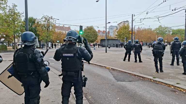 Manifestation contre la vie chère à Dijon : 4 500 participants, des violences et 11 interpellations selon la préfecture