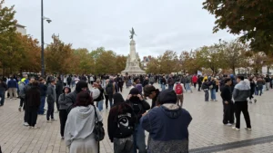 En direct : Gilets jaunes et syndicats se rassemblent place de la République à Dijon !