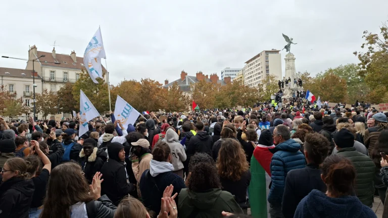 En direct : Gilets jaunes et syndicats se rassemblent place de la République à Dijon !