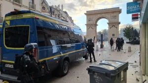 En direct : Gilets jaunes et syndicats se rassemblent place de la République à Dijon !
