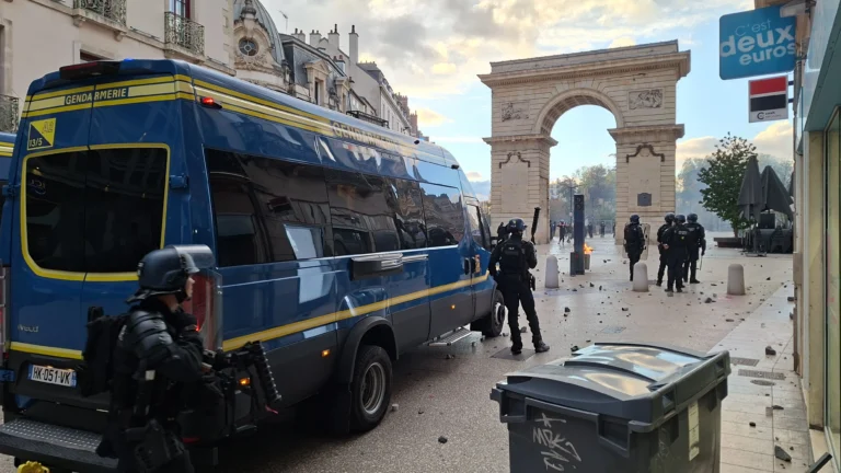 En direct : Gilets jaunes et syndicats se rassemblent place de la République à Dijon !