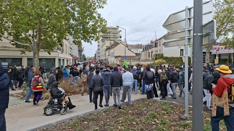 EN DIRECT – Manifestation contre la vie chère : suivez la mobilisation minute par minute