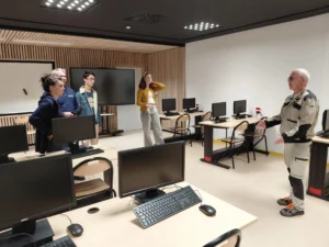 Auxonne : Enedis offre 35 écrans d’ordinateur au collège pour équiper sa salle informatique
