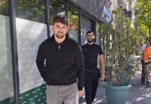 Manifestation lycéenne à Dijon : deux commerçants équipés de matraques et de gazeuses face aux manifestants, une scène qui interroge