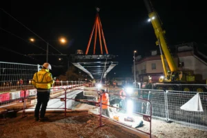 Dijon : une nouvelle passerelle cyclable de 25 tonnes installée au-dessus du canal avenue Jean-Jaurès