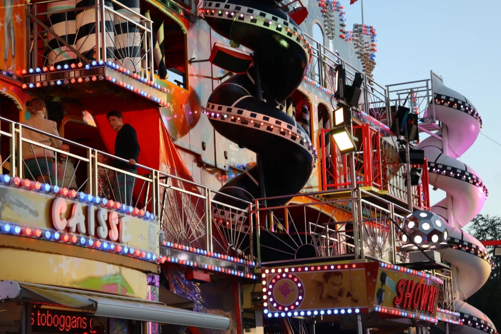 EN IMAGES – Dijon : la fête foraine bat son plein, entre sensations fortes et ambiance festive