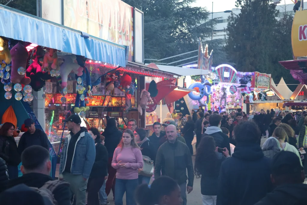 EN IMAGES – Dijon : la fête foraine bat son plein, entre sensations fortes et ambiance festive