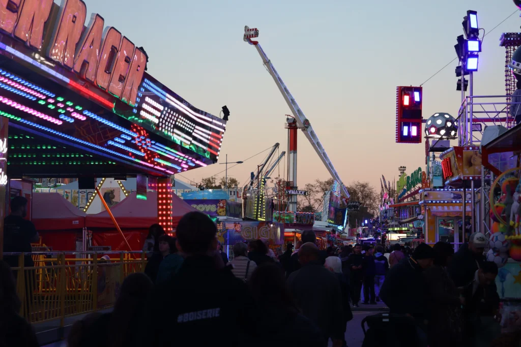 EN IMAGES – Dijon : la fête foraine bat son plein, entre sensations fortes et ambiance festive