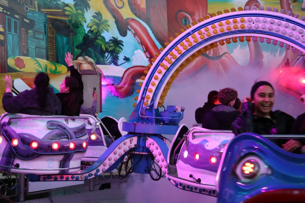 EN IMAGES – Dijon : la fête foraine bat son plein, entre sensations fortes et ambiance festive
