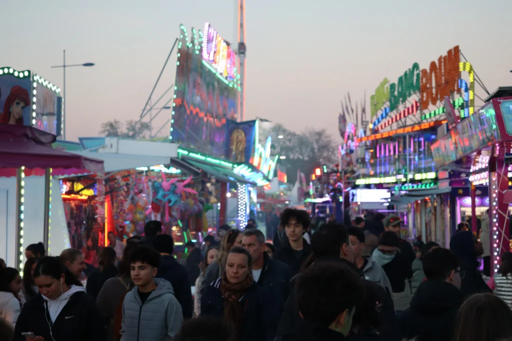 EN IMAGES – Dijon : la fête foraine bat son plein, entre sensations fortes et ambiance festive