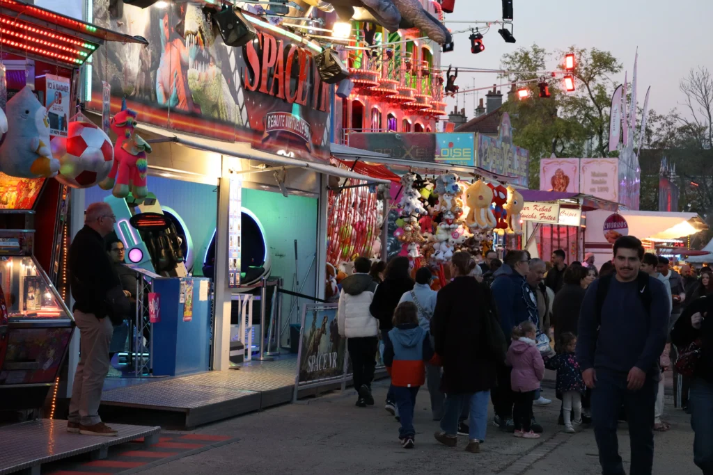 EN IMAGES – Dijon : la fête foraine bat son plein, entre sensations fortes et ambiance festive