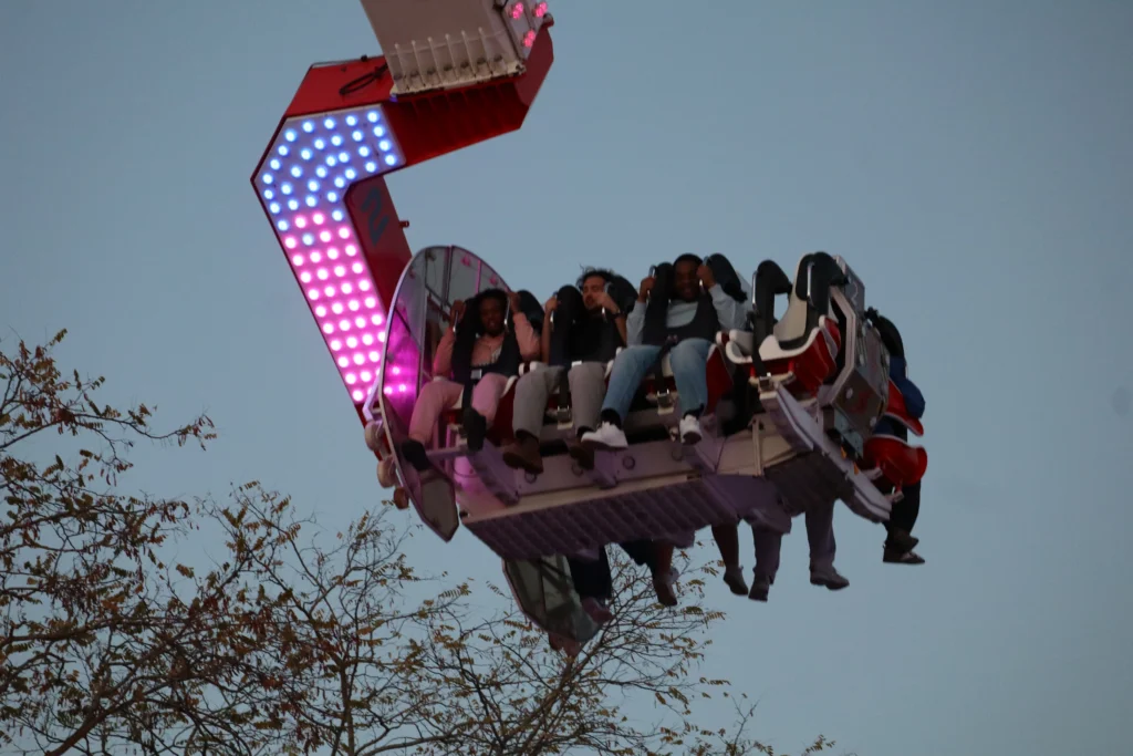 EN IMAGES – Dijon : la fête foraine bat son plein, entre sensations fortes et ambiance festive