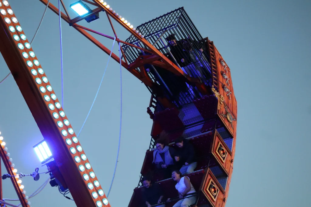 EN IMAGES – Dijon : la fête foraine bat son plein, entre sensations fortes et ambiance festive
