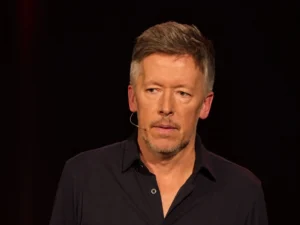Chevigny-Saint-Sauveur : Jean-Luc Lemoine sur la scène du Polygone le 6 novembre avec son spectacle « Liquidation »