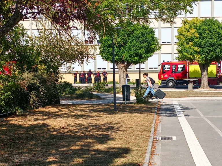 Dijon : le lycée Le Castel évacué après une série de départs de feu, les cours suspendus